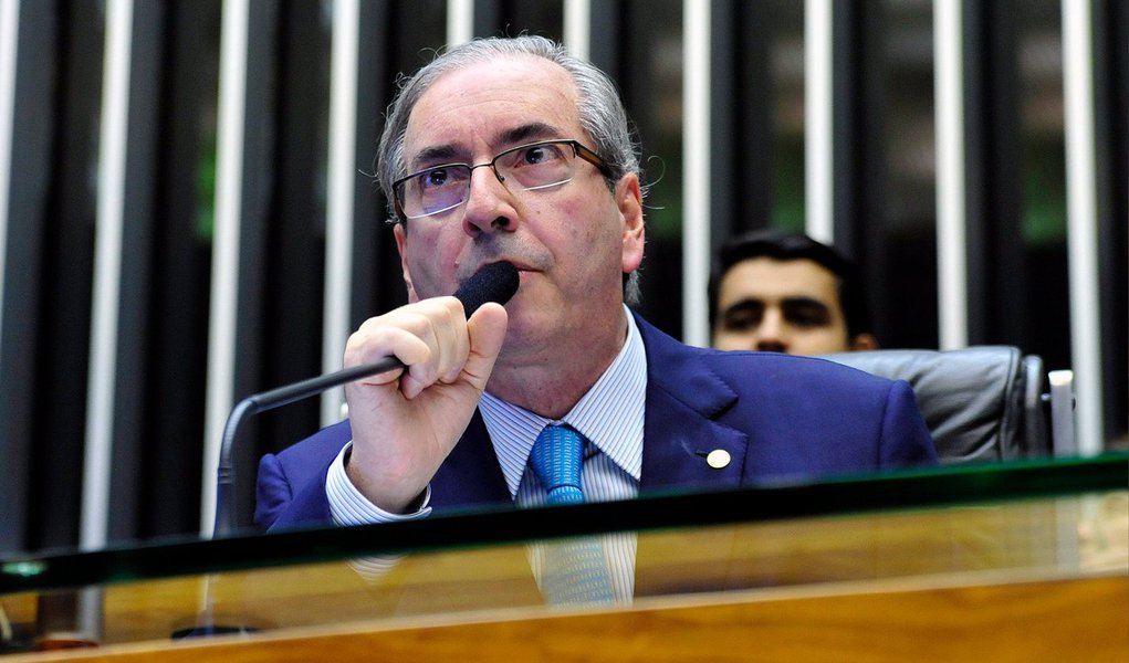 Um pai de santo procurou a presidente Dilma Rousseff nesta quinta (26) no Palácio do Planalto para entregar-lhe uma carta em que mostrava para a presidente que ela precisa se defender de alguns políticos, principalmente do presidente da Câmara, Eduardo Cunha (PMDB-RJ); identificado como Pai Uzêda, o babalorixá afirmou que Cunha "é a besta"; "O trabalho dele é destituir a Dilma. Ele é um pai de santo de mão cheia, ele entende do canjerê. Basta olhar para a sua aura. Se deixar, ele vai ser o presidente do Brasil. Ele é protegido pelo povo de rua, ele tem o poder sobre o mal", disse (Foto: Valter Lima) Um pai de santo procurou a presidente Dilma Rousseff nesta quinta (26) no Palácio do Planalto para entregar-lhe uma carta em que mostrava para a presidente que ela precisa se defender de alguns políticos, principalmente do presidente da Câmara, Eduardo Cunha (PMDB-RJ); identificado como Pai Uzêda, o babalorixá afirmou que Cunha "é a besta"; "O trabalho dele é destituir a Dilma. Ele é um pai de santo de mão cheia, ele entende do canjerê. Basta olhar para a sua aura. Se deixar, ele vai ser o presidente do Brasil. Ele é protegido pelo povo de rua, ele tem o poder sobre o mal", disse