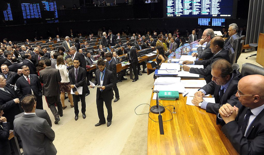 Texto-base do Projeto de Lei 863/15, do Poder Executivo, que aumenta as alíquotas incidentes sobre a receita bruta das empresas de 56 setores da economia com desoneração da folha de pagamentos; previsão inicial do Ministério da Fazenda era diminuir em R$ 12,5 bilhões ao ano a renúncia fiscal trazida pela desoneração, mas o substitutivo reduz em aproximadamente 15% essa economia, que ficará em torno de R$ 10 bilhões (Foto: Roberta Namour) Texto-base do Projeto de Lei 863/15, do Poder Executivo, que aumenta as alíquotas incidentes sobre a receita bruta das empresas de 56 setores da economia com desoneração da folha de pagamentos; previsão inicial do Ministério da Fazenda era diminuir em R$ 12,5 bilhões ao ano a renúncia fiscal trazida pela desoneração, mas o substitutivo reduz em aproximadamente 15% essa economia, que ficará em torno de R$ 10 bilhões