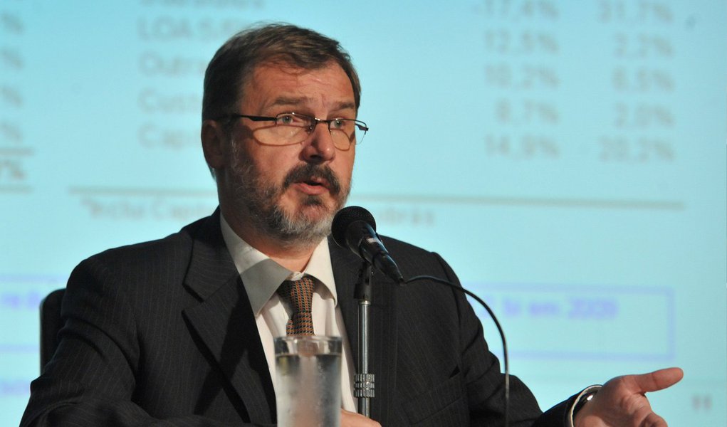A redução do esforço fiscal nos últimos anos foi essencial para estimular a economia e impedir que os efeitos da crise internacional se agravassem sobre o Brasil; avaliação é do secretário do Tesouro Nacional, Arno Augustin, ao fazer um balanço sobre seus oito anos no cargo; segundo o secretário, a melhoria da credibilidade da economia brasileira na década passada permitiu ao país fazer superávits primários menos expressivos nos últimos anos para enfrentar a crise econômica global (Foto: Valter Lima) A redução do esforço fiscal nos últimos anos foi essencial para estimular a economia e impedir que os efeitos da crise internacional se agravassem sobre o Brasil; avaliação é do secretário do Tesouro Nacional, Arno Augustin, ao fazer um balanço sobre seus oito anos no cargo; segundo o secretário, a melhoria da credibilidade da economia brasileira na década passada permitiu ao país fazer superávits primários menos expressivos nos últimos anos para enfrentar a crise econômica global