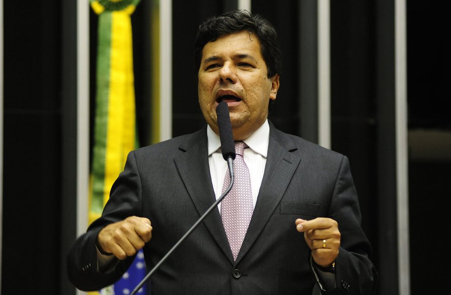 Deputado federal Mendonça Filho (DEM-PE) afirma que as revelações do empreiteiro Ricardo Pessoa em delação premiada na Lava Jato colocam a presidente Dilma Rousseff "numa crise sem precedente, confirmando um esquema de corrupção que teve início com o mensalão e continuou em vigor com o petróleo, ambos no PT" (Foto: Gisele Federicce) Deputado federal Mendonça Filho (DEM-PE) afirma que as revelações do empreiteiro Ricardo Pessoa em delação premiada na Lava Jato colocam a presidente Dilma Rousseff "numa crise sem precedente, confirmando um esquema de corrupção que teve início com o mensalão e continuou em vigor com o petróleo, ambos no PT"