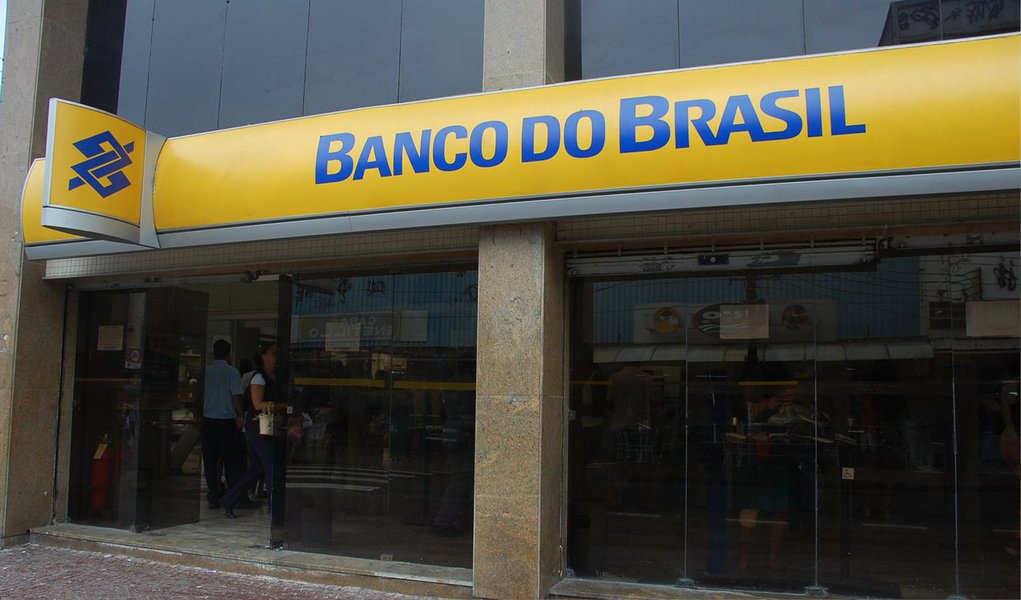 A Secretaria Estadual de Justiça e Direitos Humanos de Pernambuco, por intermédio do Procon-PE, autuou o Banco do Brasil pela comercialização de dólares falsos em uma agência da instituição localizada em Recif; com a autuação, as agências do Banco do Brasil estão proibidas de realizar operações de câmbio em todo o Estado por um período de 30 dias; caso também está sendo apurado pela Polícia Federal; instituição diz que ocorrência foi um fato isolado; banco confirmou a venda de cédulas falsas a seis clientes e outros 13 casos estão sendo averiguados (Foto: Paulo Emílio) A Secretaria Estadual de Justiça e Direitos Humanos de Pernambuco, por intermédio do Procon-PE, autuou o Banco do Brasil pela comercialização de dólares falsos em uma agência da instituição localizada em Recif; com a autuação, as agências do Banco do Brasil estão proibidas de realizar operações de câmbio em todo o Estado por um período de 30 dias; caso também está sendo apurado pela Polícia Federal; instituição diz que ocorrência foi um fato isolado; banco confirmou a venda de cédulas falsas a seis clientes e outros 13 casos estão sendo averiguados
