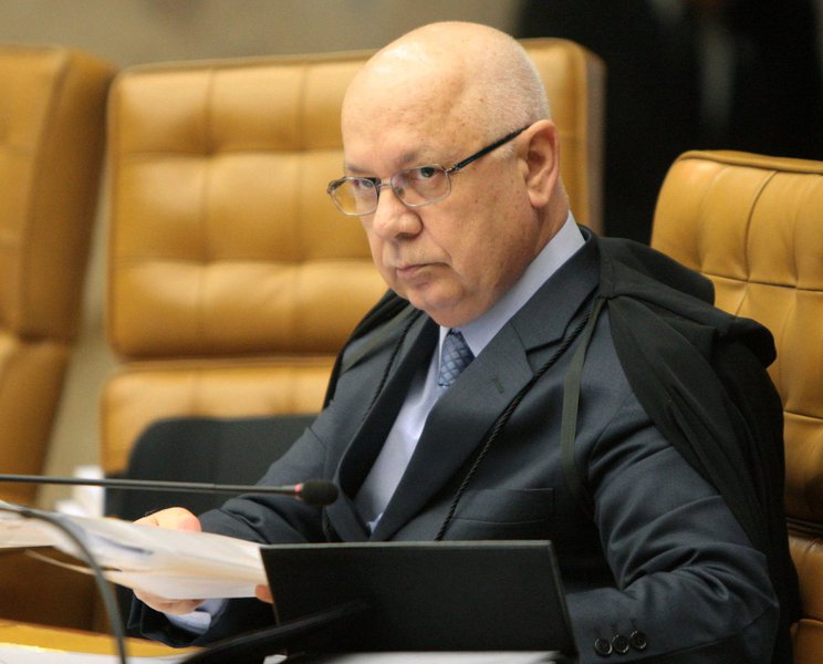 "Em resumo, o que diz o ministro Teori Zavascki em seu despacho sobre a lista do procurador-geral da República é que a menção do doleiro Alberto Yousseff a Aécio ter recebido propina de Furnas não se conecta com o foco da Operação Lava Jato (corrupção na Petrobrás) e que, pasme-se, o tucano só não será processado, neste momento, porque faltou investigação contra ele", diz Eduardo Guimarães, do Blog da Cidadania (Foto: Leonardo Attuch) "Em resumo, o que diz o ministro Teori Zavascki em seu despacho sobre a lista do procurador-geral da República é que a menção do doleiro Alberto Yousseff a Aécio ter recebido propina de Furnas não se conecta com o foco da Operação Lava Jato (corrupção na Petrobrás) e que, pasme-se, o tucano só não será processado, neste momento, porque faltou investigação contra ele", diz Eduardo Guimarães, do Blog da Cidadania