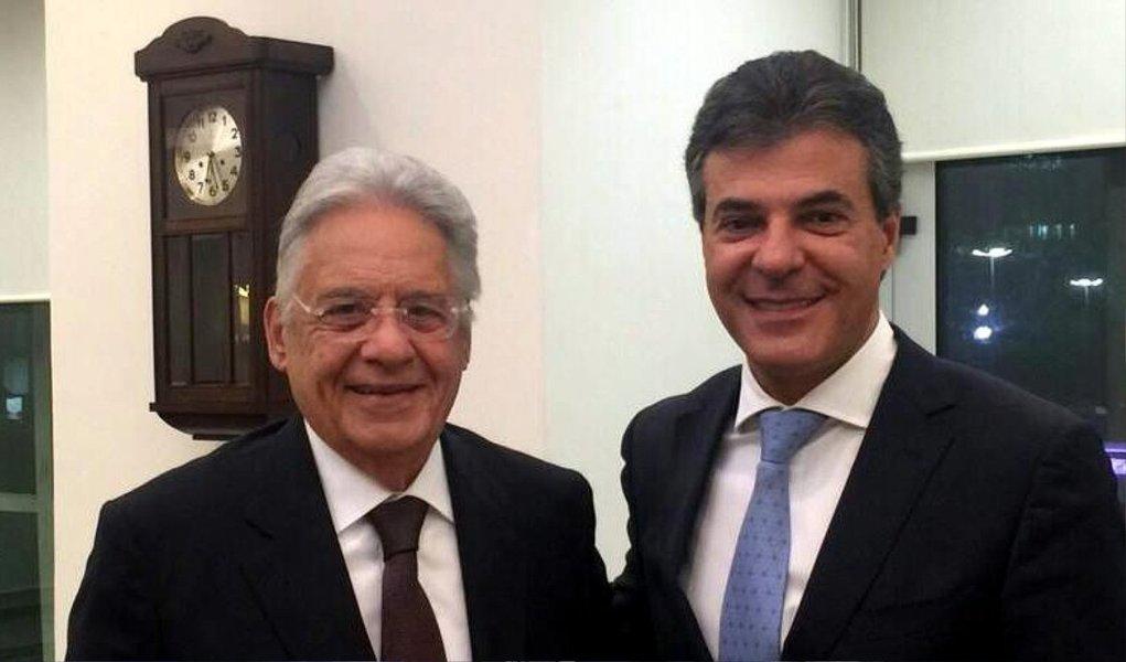 O governador Beto Richa (PSDB) visitou ontem o ex-presidente Fernando Henrique Cardoso em seu instituto, em São Paulo; apesar de não confessar, Richa foi pedir conselhos sobre como tirar seu governo do buraco e escapar das investigações de corrupção que chegaram à sua família e rondam seu gabinete; confira análise de Esmael Morais sobre a conversa (Foto: Valter Lima) O governador Beto Richa (PSDB) visitou ontem o ex-presidente Fernando Henrique Cardoso em seu instituto, em São Paulo; apesar de não confessar, Richa foi pedir conselhos sobre como tirar seu governo do buraco e escapar das investigações de corrupção que chegaram à sua família e rondam seu gabinete; confira análise de Esmael Morais sobre a conversa