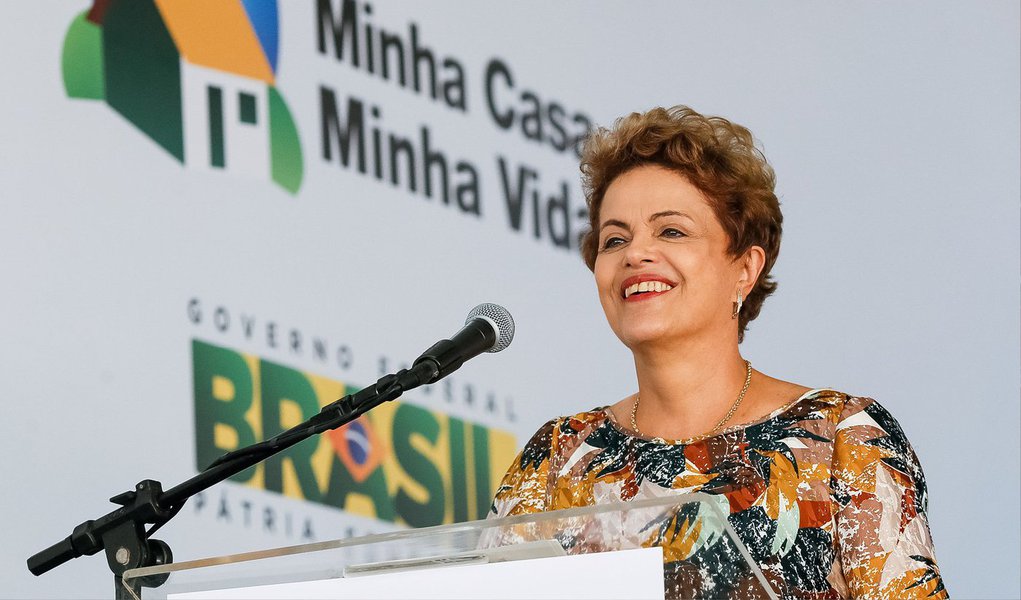 A presidente Dilma Rousseff negou nesta terça (12) que a demora na aprovação do ajuste fiscal esteja provocando atrasos no anúncio do pacote de concessões que o governo federal está para lançar; ela explicou que as medidas implicam avaliações minuciosas do que cabe conceder ou não; Dilma prometeu o lançamento do programa para breve; “Elas ainda não vão ser as mais definitivas, mas a gente está fazendo toda uma modelagem. Nós temos condição de, nas próximas semanas, lançar esse grande programa de concessões e logística. Na sequência nós iremos lançar o nosso programa de energia elétrica para os próximos anos e, na sequência, vamos lançar também o Minha Casa Minha Vida 3. Serão três etapas que nós vamos cumprir. Todas elas estão em andamento”, anunciou (Foto: Valter Lima) A presidente Dilma Rousseff negou nesta terça (12) que a demora na aprovação do ajuste fiscal esteja provocando atrasos no anúncio do pacote de concessões que o governo federal está para lançar; ela explicou que as medidas implicam avaliações minuciosas do que cabe conceder ou não; Dilma prometeu o lançamento do programa para breve; “Elas ainda não vão ser as mais definitivas, mas a gente está fazendo toda uma modelagem. Nós temos condição de, nas próximas semanas, lançar esse grande programa de concessões e logística. Na sequência nós iremos lançar o nosso programa de energia elétrica para os próximos anos e, na sequência, vamos lançar também o Minha Casa Minha Vida 3. Serão três etapas que nós vamos cumprir. Todas elas estão em andamento”, anunciou