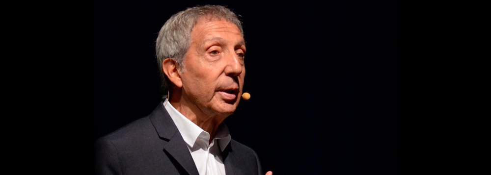 Durante congresso sobre gerenciamento de crise para empresários do setor de varejo, o empresário Abilio Diniz, presidente da Brasil Foods, afirmou nesta terça-feira, 25, que o cenário econômico brasileiro não é o pior já enfrentado na história do País e nem o Brasil está sozinho na crise; Abílio foi enfático ao dizer que a crise é "fundamentalmente política, muito mais do que econômica", e pediu a "união" dos brasileiros; "A hora em que superarmos a crise política através de união dos brasileiros, vamos superar crise com certeza" (Foto: Aquiles Lins) www.brasil247.com - Durante congresso sobre gerenciamento de crise para empresários do setor de varejo, o empresário Abilio Diniz, presidente da Brasil Foods, afirmou nesta terça-feira, 25, que o cenário econômico brasileiro não é o pior já enfrentado na história do País e nem o Brasil está sozinho na crise; Abílio foi enfático ao dizer que a crise é "fundamentalmente política, muito mais do que econômica", e pediu a "união" dos brasileiros; "A hora em que superarmos a crise política através de união dos brasileiros, vamos superar crise com certeza"