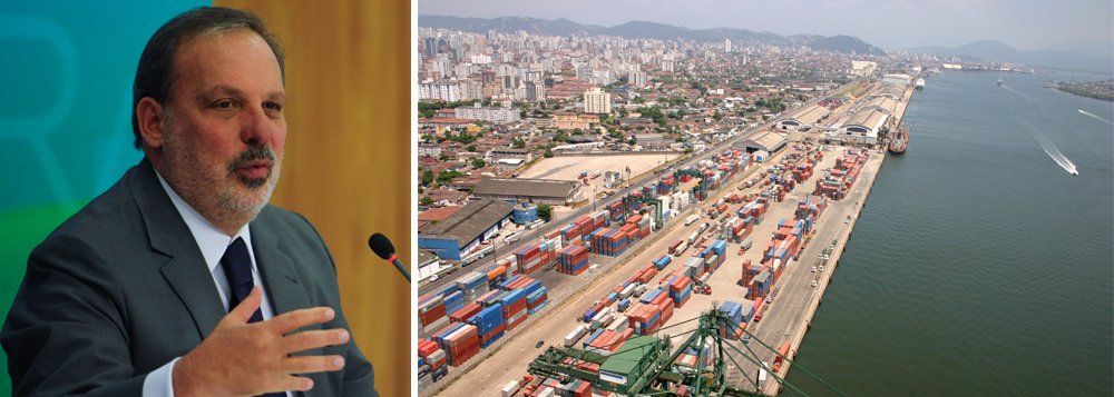 A previsão é do ministro do Desenvolvimento, Indústria e Comércio Exterior, Armando Monteiro; "As projeções do começo do ano eram de 8 bilhões a 10 bilhões de dólares. Agora, já é possível fazer uma projeção com uma margem segura de que vamos passar de 10 bilhões, e podendo chegar a 12 bilhões", disse Monteiro a jornalistas durante evento no Rio de Janeiro; segundo ele, o número decorre de forte queda nas importações que está fomentando o movimento de substituição de compras externas pelo país (Foto: Aquiles Lins) A previsão é do ministro do Desenvolvimento, Indústria e Comércio Exterior, Armando Monteiro; "As projeções do começo do ano eram de 8 bilhões a 10 bilhões de dólares. Agora, já é possível fazer uma projeção com uma margem segura de que vamos passar de 10 bilhões, e podendo chegar a 12 bilhões", disse Monteiro a jornalistas durante evento no Rio de Janeiro; segundo ele, o número decorre de forte queda nas importações que está fomentando o movimento de substituição de compras externas pelo país