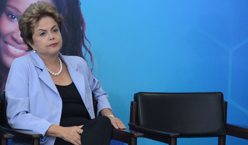 Os ministros do Supremo Tribunal Federal (STF) participam nesta terça (11), de um jantar com a presidente Dilma Rousseff, no Palácio da Alvorada; os 11 integrantes da Corte foram convidados; Teori Zavascki, Celso de Mello, Luiz Fux e Marco Aurélio não vão comparecer; o convite foi enviado aos ministros em função das comemorações do Dia do Advogado, celebrado nesta terça no Judiciário; o presidente da Ordem dos Advogados do Brasil (OAB), Marcos Vinícius Furtado Coêlho, e presidentes de outros tribunais também foram convidados (Foto: Valter Lima) Os ministros do Supremo Tribunal Federal (STF) participam nesta terça (11), de um jantar com a presidente Dilma Rousseff, no Palácio da Alvorada; os 11 integrantes da Corte foram convidados; Teori Zavascki, Celso de Mello, Luiz Fux e Marco Aurélio não vão comparecer; o convite foi enviado aos ministros em função das comemorações do Dia do Advogado, celebrado nesta terça no Judiciário; o presidente da Ordem dos Advogados do Brasil (OAB), Marcos Vinícius Furtado Coêlho, e presidentes de outros tribunais também foram convidados