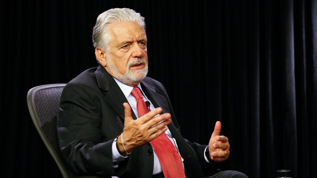 Governador Jaques Wagner nega "qualquer suposta ligação" dele com Geovane de Morais, ex-gerente de Comunicação da área de Abastecimento da Petrobras acusado de autorizar gastos milionários de forma irregular; "gostaria de refutar, veementemente, qualquer suposta ligação minha ao caso em questão"; mais cedo a reportagem de 247 tentou ouvi-lo, mas sua assessoria se limitou a dizer que ele nega as acusações (Foto: Romulo Faro) Governador Jaques Wagner nega "qualquer suposta ligação" dele com Geovane de Morais, ex-gerente de Comunicação da área de Abastecimento da Petrobras acusado de autorizar gastos milionários de forma irregular; "gostaria de refutar, veementemente, qualquer suposta ligação minha ao caso em questão"; mais cedo a reportagem de 247 tentou ouvi-lo, mas sua assessoria se limitou a dizer que ele nega as acusações