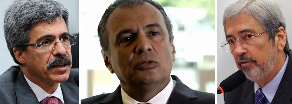 Objetivo é criar ao menos quatro subcomissões de modo a isolar o petista Luiz Sérgio (RJ); roteiro segue a mesma estratégia utilizada na CPI dos Correios, de 2005, que originou as denúncias do chamado “mensalão”; mais de 200 requerimentos foram entregues na manhã desta segunda-feira (2) pelos partidos; assessora tucana chegou às quatro da madrugada para garantir o primeiro lugar da fila; PSDB e PPS pedem convocação imediata de Pedro Barusco; já o PT quer que a investigação abranja os anos FHC (Foto: Realle Palazzo-Martini) Objetivo é criar ao menos quatro subcomissões de modo a isolar o petista Luiz Sérgio (RJ); roteiro segue a mesma estratégia utilizada na CPI dos Correios, de 2005, que originou as denúncias do chamado “mensalão”; mais de 200 requerimentos foram entregues na manhã desta segunda-feira (2) pelos partidos; assessora tucana chegou às quatro da madrugada para garantir o primeiro lugar da fila; PSDB e PPS pedem convocação imediata de Pedro Barusco; já o PT quer que a investigação abranja os anos FHC