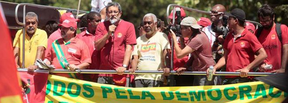 Em discurso no ato pela mobilização do #Dia13DiadeLuta, o ex-presidente da Petrobras José Sérgio Gabrielli condenou tese de que a corrupção está institucionalizada na estatal, como afirmou o ex-diretor Pedro Barusco; "Não há um sistema de corrupção dentro da Petrobras, a corrupção é um ato individual que tem que ser punido. Mas é uma ameaça a Petrobras confundir a justa luta pela punição dos corruptos em dizer que a Petrobras é uma empresa corrupta", disse Gabrielli (Foto: Romulo Faro) Em discurso no ato pela mobilização do #Dia13DiadeLuta, o ex-presidente da Petrobras José Sérgio Gabrielli condenou tese de que a corrupção está institucionalizada na estatal, como afirmou o ex-diretor Pedro Barusco; "Não há um sistema de corrupção dentro da Petrobras, a corrupção é um ato individual que tem que ser punido. Mas é uma ameaça a Petrobras confundir a justa luta pela punição dos corruptos em dizer que a Petrobras é uma empresa corrupta", disse Gabrielli
