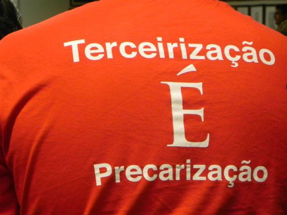 Com a legalização da terceirização sem limites e da quarteirização, o número de ações judiciais seria elevado exponencialmente e tornaria inviável qualquer controle sobre o avanço dos calotes e da precarização (Foto: Maria das Graças Costa) Com a legalização da terceirização sem limites e da quarteirização, o número de ações judiciais seria elevado exponencialmente e tornaria inviável qualquer controle sobre o avanço dos calotes e da precarização