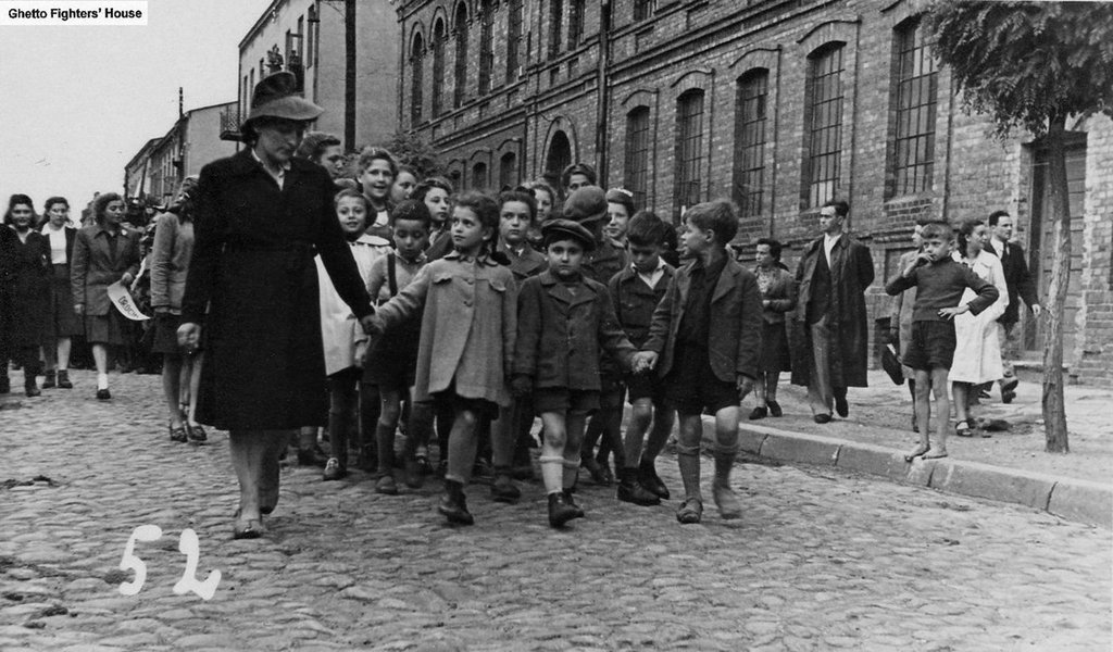 Ela era uma simples assistente social polonesa durante a Segunda Guerra Mundial. Mas conseguiu resgatar mais de 2.500 crianças judias do Gueto de Varsóvia. Sem a sua corajosa intervenção, elas teriam sido trucidadas pela loucura nazista
(Foto: Gisele Federicce) Ela era uma simples assistente social polonesa durante a Segunda Guerra Mundial. Mas conseguiu resgatar mais de 2.500 crianças judias do Gueto de Varsóvia. Sem a sua corajosa intervenção, elas teriam sido trucidadas pela loucura nazista