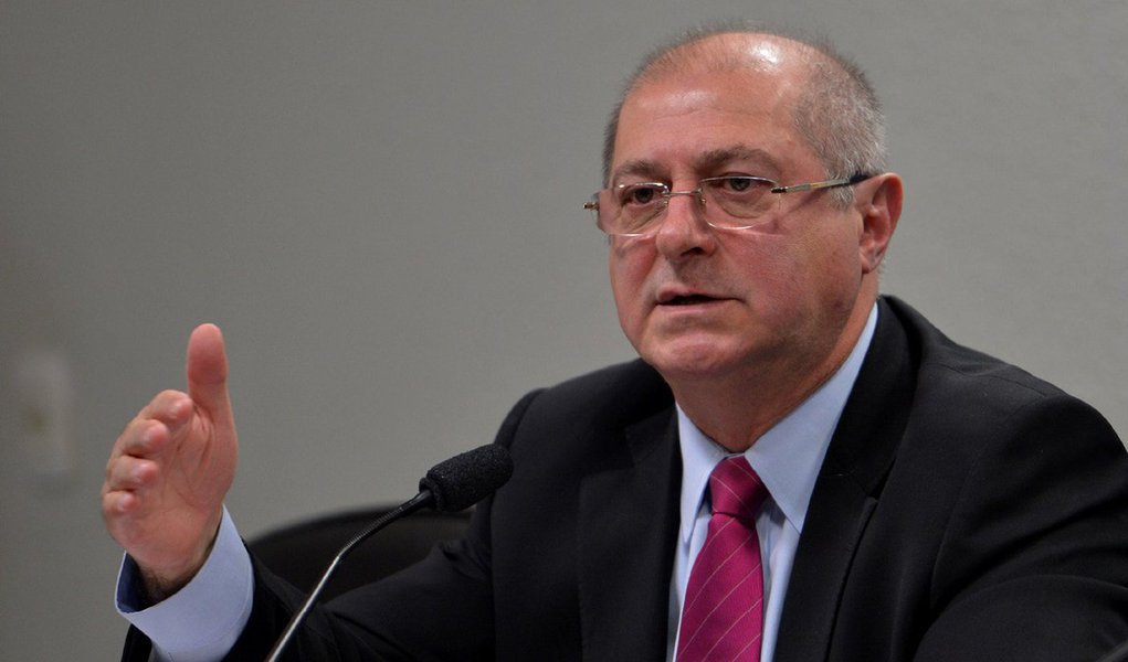 Paulo Bernardo vai substituir Jorge Sameck, que ocupa o cargo desde o primeiro mandato do presidente Lula; o nome dele já está na Casa Civil e passou pelo Ministério de Minas e Energia; Paulo Bernardo foi ministro das Comunicações do governo Lula e do Planejamento no primeiro mandato da presidente Dilma (Foto: Valter Lima) Paulo Bernardo vai substituir Jorge Sameck, que ocupa o cargo desde o primeiro mandato do presidente Lula; o nome dele já está na Casa Civil e passou pelo Ministério de Minas e Energia; Paulo Bernardo foi ministro das Comunicações do governo Lula e do Planejamento no primeiro mandato da presidente Dilma
