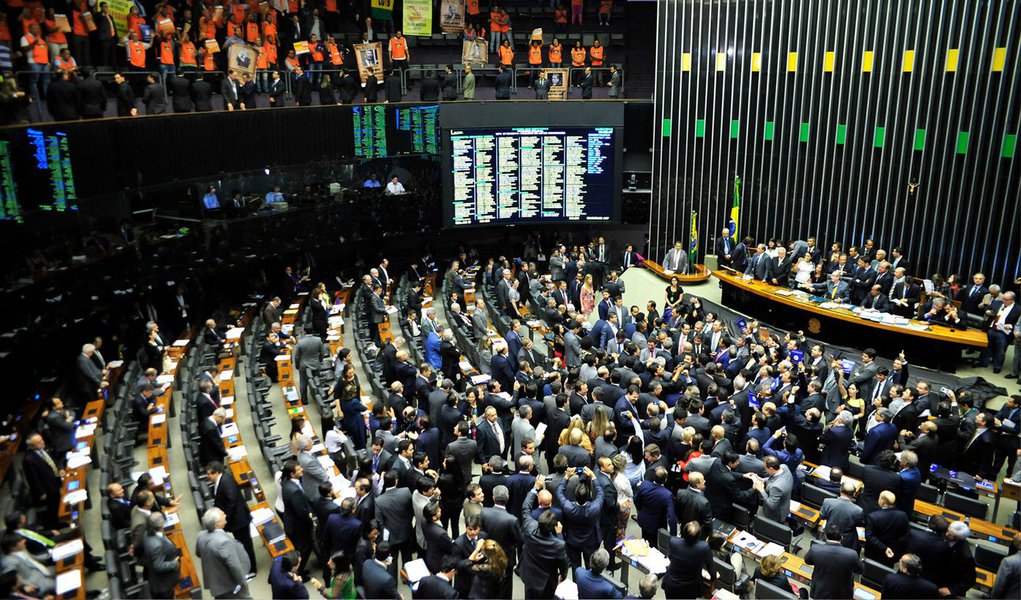 O plenário da Câmara dos Deputados aprovou, por 232 votos a 210 e 2 abstenções, a emenda do deputado Arnaldo Faria de Sá (PTB-SP) à Medida Provisória 664/14, que dá alternativa ao trabalhador, na hora da aposentadoria, de aplicar a chamada regra 85/95 em vez do fator previdenciário; a regra 85/95 prevê que a mulher poderá se aposentar quando a soma de sua idade aos 30 anos de contribuição for de 85 e, no caso do homem, a soma da idade a 35 anos de contribuição somar 95; o líder do governo, deputado José Guimarães (PT-CE), pediu à base aliada para seguir o compromisso assumido pelo governo de que o assunto será tratado em 180 dias por meio de uma comissão (Foto: Valter Lima) O plenário da Câmara dos Deputados aprovou, por 232 votos a 210 e 2 abstenções, a emenda do deputado Arnaldo Faria de Sá (PTB-SP) à Medida Provisória 664/14, que dá alternativa ao trabalhador, na hora da aposentadoria, de aplicar a chamada regra 85/95 em vez do fator previdenciário; a regra 85/95 prevê que a mulher poderá se aposentar quando a soma de sua idade aos 30 anos de contribuição for de 85 e, no caso do homem, a soma da idade a 35 anos de contribuição somar 95; o líder do governo, deputado José Guimarães (PT-CE), pediu à base aliada para seguir o compromisso assumido pelo governo de que o assunto será tratado em 180 dias por meio de uma comissão
