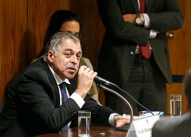 Carlos Cachoeira, o bicheiro, pautava a Veja, e, por consequência, toda a mídia brasileira, com informações obtidas ilegalmente, ou mesmo através de armações feitas com objetivo de derrubar seus adversários no mercado de corrupção (Foto: Miguel do Rosário) Carlos Cachoeira, o bicheiro, pautava a Veja, e, por consequência, toda a mídia brasileira, com informações obtidas ilegalmente, ou mesmo através de armações feitas com objetivo de derrubar seus adversários no mercado de corrupção
