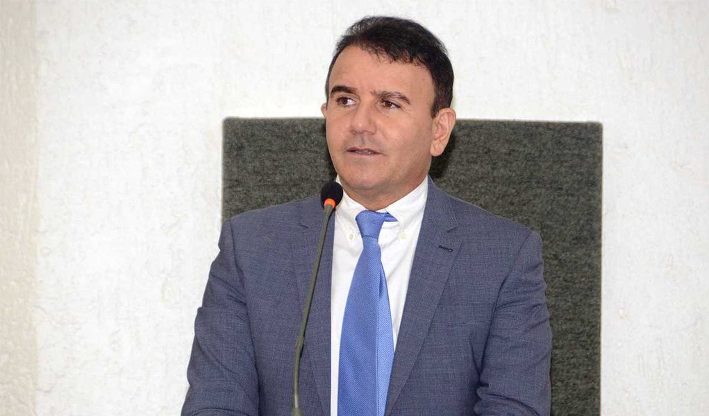 O deputado estadual Eduardo Siqueira Campos (PTB) apresentou requerimento em regime de urgência, nesta terça-feira, 12, que solicita aos parlamentares federais do Tocantins a destinação de emendas parlamentares, visando a construção, implantação e funcionamento do Hospital de Urgência e Emergência de Palmas; "Sem a ajuda dos senhores senadores dos deputados federais pelo Tocantins, mais difícil ainda se torna essa empreitada", justificou (Foto: Aquiles Lins) O deputado estadual Eduardo Siqueira Campos (PTB) apresentou requerimento em regime de urgência, nesta terça-feira, 12, que solicita aos parlamentares federais do Tocantins a destinação de emendas parlamentares, visando a construção, implantação e funcionamento do Hospital de Urgência e Emergência de Palmas; "Sem a ajuda dos senhores senadores dos deputados federais pelo Tocantins, mais difícil ainda se torna essa empreitada", justificou
