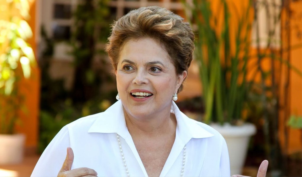 Presidente nunca temeu crise institucional, mas agora risco está definitivamente superado; apenas na noite de ontem Dilma Rousseff venceu por 7 a 0, no TSE, as suspeitas veladas sobre suas contas eleitorais; moral reforçado; a crise política, ela já vencera com a redução do superávit, calando as insinuações de crime de responsabilidade fiscal espalhadas pela oposição; a credibilidade foi recuperada com a boa aceitação da nova equipe econômica; falta resolver a Petrobras; nas outras crises, timing muito pessoal da presidente funcionou; Dilma superou cada grande obstáculo e pode ter em 1º de janeiro a posse com tudo o que tem direito: mais quatro anos de governo (Foto: Aline Lima) Presidente nunca temeu crise institucional, mas agora risco está definitivamente superado; apenas na noite de ontem Dilma Rousseff venceu por 7 a 0, no TSE, as suspeitas veladas sobre suas contas eleitorais; moral reforçado; a crise política, ela já vencera com a redução do superávit, calando as insinuações de crime de responsabilidade fiscal espalhadas pela oposição; a credibilidade foi recuperada com a boa aceitação da nova equipe econômica; falta resolver a Petrobras; nas outras crises, timing muito pessoal da presidente funcionou; Dilma superou cada grande obstáculo e pode ter em 1º de janeiro a posse com tudo o que tem direito: mais quatro anos de governo