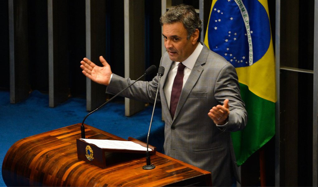 O senador Aécio Neves (PSDB) disse nesta segunda (9) que o "PT continua tentando tapar o sol com a peneira ao tentar responsabilizar a oposição pelas repetidas, e cada vez mais frequentes, manifestações críticas ao governo"; para ele, as "manifestações nascem de forma espontânea em diversos setores da sociedade que se sentem enganados"; "Fazer uma mea culpa, admitindo os graves erros cometidos do ponto de vista gerencial e ético, talvez seja um bom recomeço para se tentar resgatar, pelo menos em parte, a confiança perdida", diz (Foto: Valter Lima) O senador Aécio Neves (PSDB) disse nesta segunda (9) que o "PT continua tentando tapar o sol com a peneira ao tentar responsabilizar a oposição pelas repetidas, e cada vez mais frequentes, manifestações críticas ao governo"; para ele, as "manifestações nascem de forma espontânea em diversos setores da sociedade que se sentem enganados"; "Fazer uma mea culpa, admitindo os graves erros cometidos do ponto de vista gerencial e ético, talvez seja um bom recomeço para se tentar resgatar, pelo menos em parte, a confiança perdida", diz