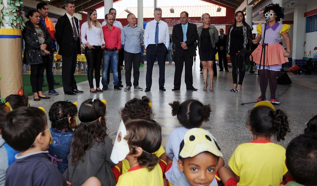 Alunos, professores e servidores da creche Buriti, em Santa Maria, receberam a visita do governador Rodrigo Rollemberg; em funcionamento desde 13 de abril, a unidade, na Quadra 312, é a décima primeira, e mais recente, inaugurada em 2015; até dezembro, Brasília deverá ganhar outros 20 centros de educação da primeira infância; "É uma alegria imensa abrir oportunidade para mais de cem crianças. Ampliar o acesso às creches será um esforço contínuo porque estamos abrindo uma nova perspectiva de futuro", disse o gestor (Foto: Leonardo Lucena) Alunos, professores e servidores da creche Buriti, em Santa Maria, receberam a visita do governador Rodrigo Rollemberg; em funcionamento desde 13 de abril, a unidade, na Quadra 312, é a décima primeira, e mais recente, inaugurada em 2015; até dezembro, Brasília deverá ganhar outros 20 centros de educação da primeira infância; "É uma alegria imensa abrir oportunidade para mais de cem crianças. Ampliar o acesso às creches será um esforço contínuo porque estamos abrindo uma nova perspectiva de futuro", disse o gestor