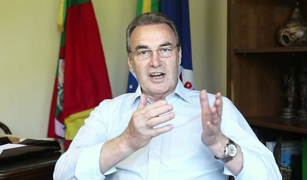 O presidente do PP-RS, Celso Bernardi, afirmou que os deputados suspeitos da legenda de participar do esquema de corrupção na Petrobras deverão ser responsabilizados se forem culpados; de acordo com o procurador-geral da República, Rodrigo Janot, seis parlamentares gaúchos do PP aparecem na lista da Operação Lava Jato; "O PP-RS não tem absolutamente nada a ver com essa questão. Combater a corrupção é um dever cívico. Estamos surpresos com o que aconteceu, ninguém esperava diversos nomes na lista. As pessoas que não provarem sua inocência deverão pagar", disse Bernardi (Foto: Leonardo Lucena) O presidente do PP-RS, Celso Bernardi, afirmou que os deputados suspeitos da legenda de participar do esquema de corrupção na Petrobras deverão ser responsabilizados se forem culpados; de acordo com o procurador-geral da República, Rodrigo Janot, seis parlamentares gaúchos do PP aparecem na lista da Operação Lava Jato; "O PP-RS não tem absolutamente nada a ver com essa questão. Combater a corrupção é um dever cívico. Estamos surpresos com o que aconteceu, ninguém esperava diversos nomes na lista. As pessoas que não provarem sua inocência deverão pagar", disse Bernardi