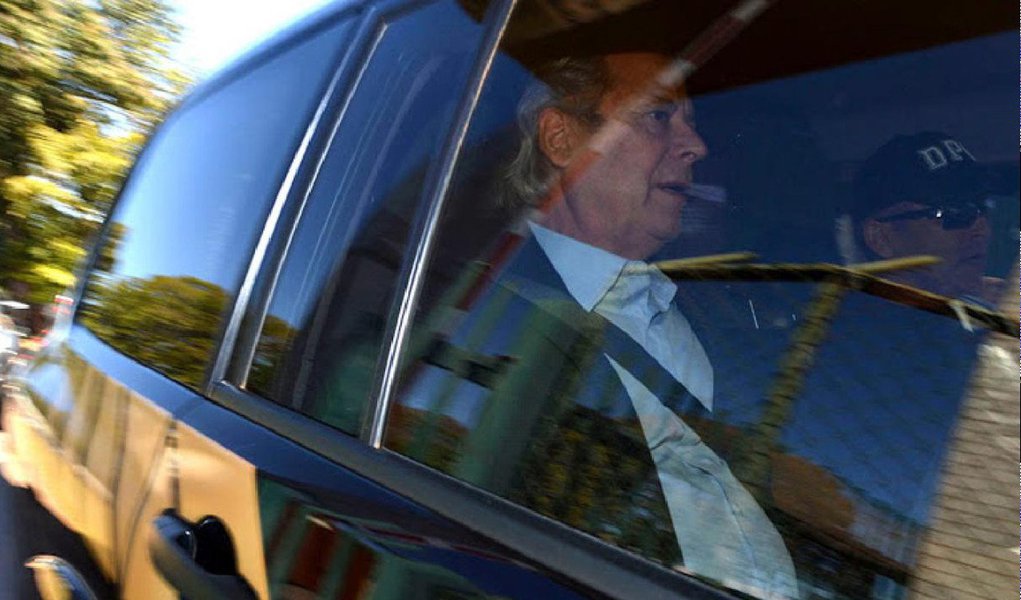 A defesa de José Dirceu informou, em nota, nesta quinta (13), que o ex-ministro "não tem qualquer vínculo com a empresa JD2 Consultoria e Participações, como erroneamente foi divulgado pela mídia"; o advogado Roberto Podval também afirma que José Dirceu "não conhece nem nunca teve qualquer relação com Alexandre Romano, preso na 18ª fase da Operação Lava Jato" (Foto: Valter Lima) A defesa de José Dirceu informou, em nota, nesta quinta (13), que o ex-ministro "não tem qualquer vínculo com a empresa JD2 Consultoria e Participações, como erroneamente foi divulgado pela mídia"; o advogado Roberto Podval também afirma que José Dirceu "não conhece nem nunca teve qualquer relação com Alexandre Romano, preso na 18ª fase da Operação Lava Jato"