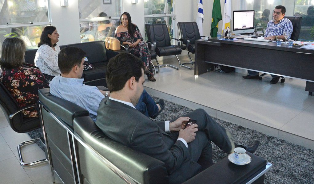 Presidente da Fundação Cultural amplia espaço na gestão de Carlos Amastha (PSB) e assume também a Secretaria de Desenvolvimento Social de Palmas (Sedes); anúncio foi feito na tarde dessa quarta-feira, 12, pelo prefeito, que elogiou a atuou de Maria Luiza Felizola; "Com ela, o desenvolvimento social saiu do mero assistencialismo. A gente avançou muito nessa área, por isso, agradeço, em nome de todos os palmenses, pelo trabalho dela", declarou Amastha (Foto: Aquiles Lins) Presidente da Fundação Cultural amplia espaço na gestão de Carlos Amastha (PSB) e assume também a Secretaria de Desenvolvimento Social de Palmas (Sedes); anúncio foi feito na tarde dessa quarta-feira, 12, pelo prefeito, que elogiou a atuou de Maria Luiza Felizola; "Com ela, o desenvolvimento social saiu do mero assistencialismo. A gente avançou muito nessa área, por isso, agradeço, em nome de todos os palmenses, pelo trabalho dela", declarou Amastha