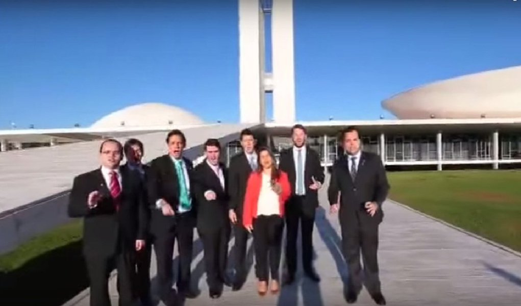 O PSDB continua estimulando a participação da população nos atos contra o governo marcados para acontecer no domingo (16); em vídeo divulgado nas redes sociais, oito jovens deputados federais da bancada tucana, chamados de “cabeças pretas”, encenam um jogral, no qual declararam um texto sobre supostas mazelas do governo; parte da nova geração a pressão maior para que o PSDB assuma a linha de frente do ”fora Dilma” (Foto: Valter Lima) O PSDB continua estimulando a participação da população nos atos contra o governo marcados para acontecer no domingo (16); em vídeo divulgado nas redes sociais, oito jovens deputados federais da bancada tucana, chamados de “cabeças pretas”, encenam um jogral, no qual declararam um texto sobre supostas mazelas do governo; parte da nova geração a pressão maior para que o PSDB assuma a linha de frente do ”fora Dilma”