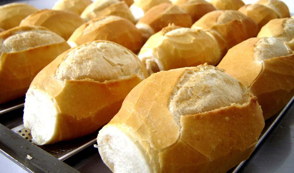 A partir de abril o pão consumido pelo alagoano vai ficar mais caro com variação prevista entre 8% e 10%; esta será a segunda alta este ano; justificativa do Sindicato dos Panificadores é a valorização do dólar, que reflete na importação do trigo, além do aumento da energia elétrica e dos salários dos padeiros (Foto: Voney Malta) A partir de abril o pão consumido pelo alagoano vai ficar mais caro com variação prevista entre 8% e 10%; esta será a segunda alta este ano; justificativa do Sindicato dos Panificadores é a valorização do dólar, que reflete na importação do trigo, além do aumento da energia elétrica e dos salários dos padeiros
