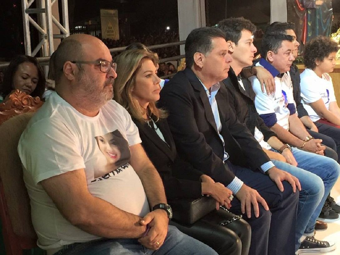 Celebração acontece na noite desta quarta-feira, na Paróquia Nossa Senhora Assunção, Região Norte de Goiânia; grande estrutura foi montada para receber milhares de fãs do cantor; familiares, amigos e artistas, como Rodrigo Faro, marca presença na missa; governador Marconi Perillo e primeira-dama Valéria Perillo prestaram mais uma vez solidariedade às famílias de Cristiano e Allana Moraes, namorada do cantor; os dois morreram em acidente de carro na BR-153 quando voltavam de um show em Itumbiara (Foto: José Barbacena) Celebração acontece na noite desta quarta-feira, na Paróquia Nossa Senhora Assunção, Região Norte de Goiânia; grande estrutura foi montada para receber milhares de fãs do cantor; familiares, amigos e artistas, como Rodrigo Faro, marca presença na missa; governador Marconi Perillo e primeira-dama Valéria Perillo prestaram mais uma vez solidariedade às famílias de Cristiano e Allana Moraes, namorada do cantor; os dois morreram em acidente de carro na BR-153 quando voltavam de um show em Itumbiara