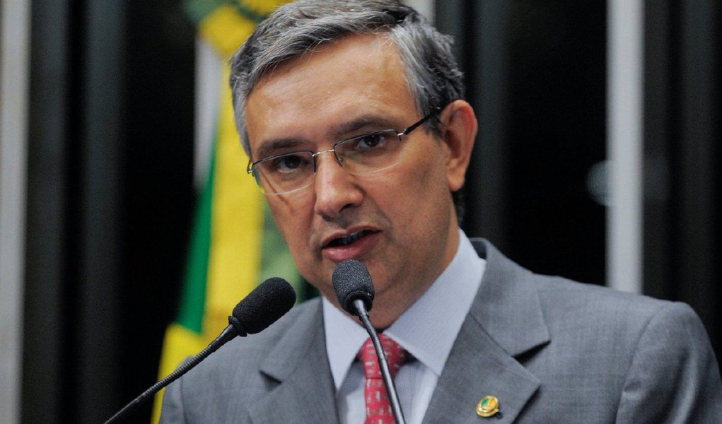 O líder do PSC no Senado, Eduardo Amorim, anunciou nesta terça (11) que seu partido passa a ser, a partir de agora, oposição ao governo federal; "O PSC não se absterá do diálogo e do entendimento, mas não pode concordar com tanta desconstrução com que o atual governo vem sufocando o nosso país", afirmou; "A direção que o governo atual adotou não permite mais ao PSC caminhar ao seu lado", complementou; o PSC tem apenas Amorim como senador e 13 deputados federais; Amorim deve migrar em breve para o PSDB, conforme acordo selado com o tucano Aécio Neves (Foto: Valter Lima) O líder do PSC no Senado, Eduardo Amorim, anunciou nesta terça (11) que seu partido passa a ser, a partir de agora, oposição ao governo federal; "O PSC não se absterá do diálogo e do entendimento, mas não pode concordar com tanta desconstrução com que o atual governo vem sufocando o nosso país", afirmou; "A direção que o governo atual adotou não permite mais ao PSC caminhar ao seu lado", complementou; o PSC tem apenas Amorim como senador e 13 deputados federais; Amorim deve migrar em breve para o PSDB, conforme acordo selado com o tucano Aécio Neves