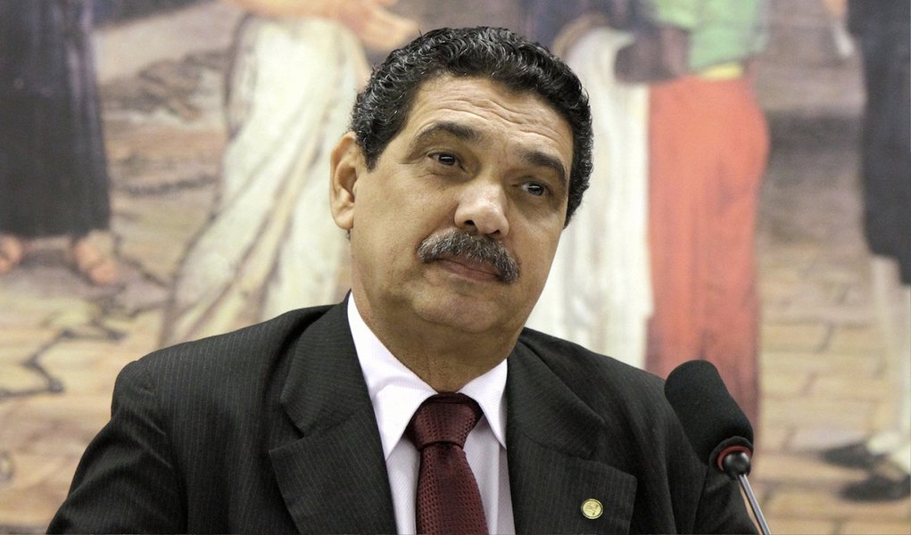 O plenário do Tribunal de Contas do Estado (TCE) rejeitou as contas de 2005 João Paulo (PT), que na época era prefeito da cidade do Recife; decisão veio após um pedido realizado pelo Ministério Público de Contas pela rejeição das contas do ex-prefeito; segundo o recurso, em nenhum dos anos do segundo mandato de João Paulo como prefeito foi cumprido o repasse obrigatório de 25% para gastos com educação
(Foto: Paulo Emílio) O plenário do Tribunal de Contas do Estado (TCE) rejeitou as contas de 2005 João Paulo (PT), que na época era prefeito da cidade do Recife; decisão veio após um pedido realizado pelo Ministério Público de Contas pela rejeição das contas do ex-prefeito; segundo o recurso, em nenhum dos anos do segundo mandato de João Paulo como prefeito foi cumprido o repasse obrigatório de 25% para gastos com educação