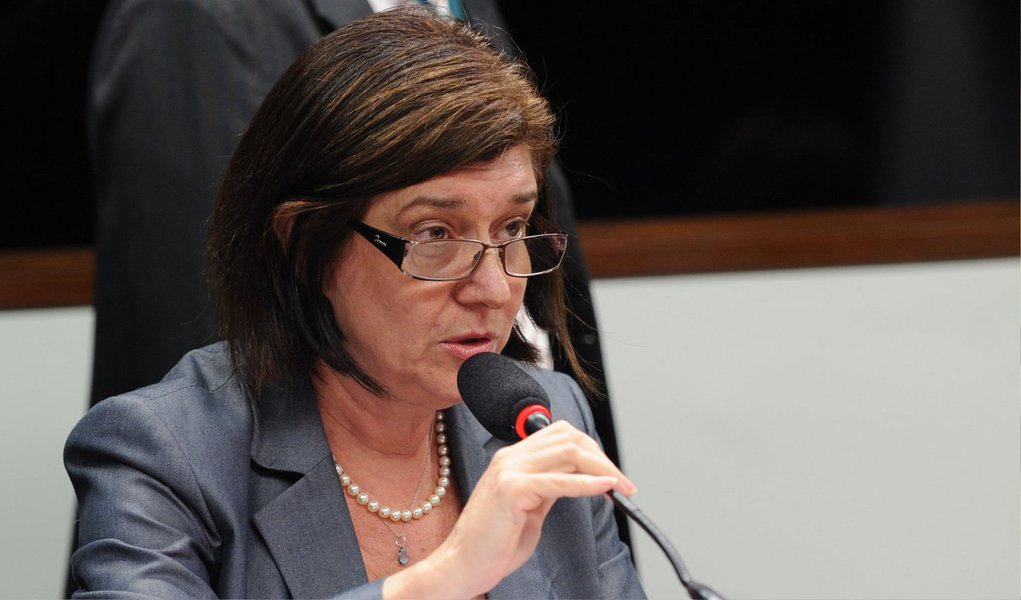 A diretora-geral da Agência Nacional de Petróleo, Gás Natural e Biocombustíveis (ANP), Magda Chambriard, disse hoje (11), em audiência pública na Câmara dos Deputados, que a agência reguladora jamais recebeu solicitação da Petrobras para construir as refinarias Premium I e Premium II, no Maranhão e Ceará, respectivamente; "Nem Premium I, nem Premium II. Nenhuma das duas jamais recebeu a solicitação de construção. Essa solicitação jamais foi submetida à ANP", disse ela (Foto: Paulo Emílio) A diretora-geral da Agência Nacional de Petróleo, Gás Natural e Biocombustíveis (ANP), Magda Chambriard, disse hoje (11), em audiência pública na Câmara dos Deputados, que a agência reguladora jamais recebeu solicitação da Petrobras para construir as refinarias Premium I e Premium II, no Maranhão e Ceará, respectivamente; "Nem Premium I, nem Premium II. Nenhuma das duas jamais recebeu a solicitação de construção. Essa solicitação jamais foi submetida à ANP", disse ela