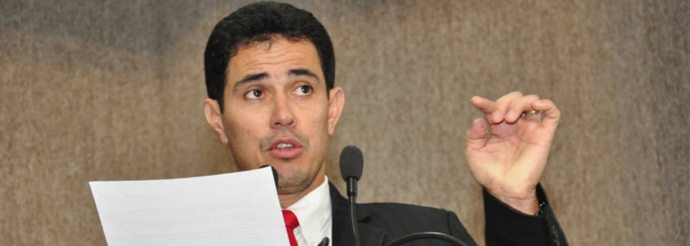 “A gente não pode criar aqui um palanque eleitoral em relação à Segurança Pública do nosso Estado. É preciso que a gente faça um pacto pela segurança e saúde dos sergipanos. Se a gente for discutir segurança pública nesse caminho, quem vai sofrer é o povo de Sergipe. Tenho certeza que nenhum dos deputados desta casa quer que piore. Está com dificuldade? Sim. Vamos procurar um mecanismo? Vamos. Quais são as sugestões? Esse é o nosso papel aqui como legisladores nesta casa, independente de sigla partidária”; afirmação é do deputado estadual Robson Viana (PMDB) (Foto: Valter Lima) “A gente não pode criar aqui um palanque eleitoral em relação à Segurança Pública do nosso Estado. É preciso que a gente faça um pacto pela segurança e saúde dos sergipanos. Se a gente for discutir segurança pública nesse caminho, quem vai sofrer é o povo de Sergipe. Tenho certeza que nenhum dos deputados desta casa quer que piore. Está com dificuldade? Sim. Vamos procurar um mecanismo? Vamos. Quais são as sugestões? Esse é o nosso papel aqui como legisladores nesta casa, independente de sigla partidária”; afirmação é do deputado estadual Robson Viana (PMDB)