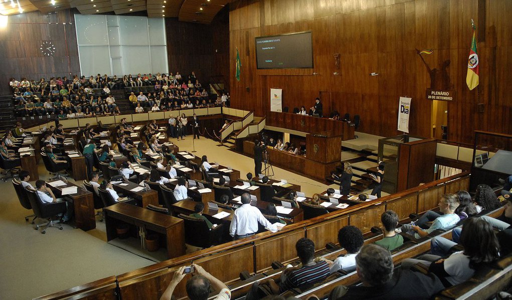 A Assembleia Legislativa aprovou o projeto de lei complementar que cria o plano de aposentadoria especial para os parlamentares; de acordo com projeto, um deputado com 35 anos de exercício de mandato e 60 anos de idade terá direito a aposentadoria integral, paga pela Casa; para obter o benefício, o parlamentar deverá contribuir todos os meses com 13,25% do seu salário, atualmente de R$ 20.042,34; o projeto vai para sanção do governador Tarso Genro (PT), que já se manifestou contra a proposta
(Foto: Leonardo Lucena) A Assembleia Legislativa aprovou o projeto de lei complementar que cria o plano de aposentadoria especial para os parlamentares; de acordo com projeto, um deputado com 35 anos de exercício de mandato e 60 anos de idade terá direito a aposentadoria integral, paga pela Casa; para obter o benefício, o parlamentar deverá contribuir todos os meses com 13,25% do seu salário, atualmente de R$ 20.042,34; o projeto vai para sanção do governador Tarso Genro (PT), que já se manifestou contra a proposta