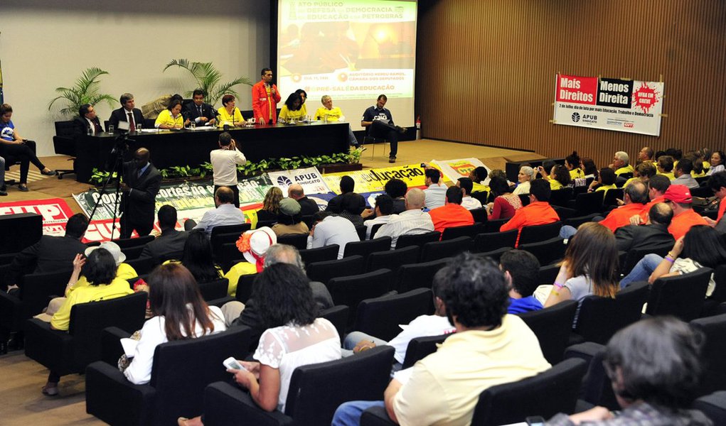 Em ato público na Câmara promovido pela Frente Parlamentar Mista em Defesa da Petrobras, deputados, senadores e representantes de movimentos sociais se posicionaram contra o projeto de lei (PLS 131/15), do senador José Serra (PSDB-SP), que permite uma maior participação de empresas multinacionais na exploração do pré-sal; parlamentares estão preocupados com a redução dos recursos para a Educação (Foto: Gisele Federicce) Em ato público na Câmara promovido pela Frente Parlamentar Mista em Defesa da Petrobras, deputados, senadores e representantes de movimentos sociais se posicionaram contra o projeto de lei (PLS 131/15), do senador José Serra (PSDB-SP), que permite uma maior participação de empresas multinacionais na exploração do pré-sal; parlamentares estão preocupados com a redução dos recursos para a Educação