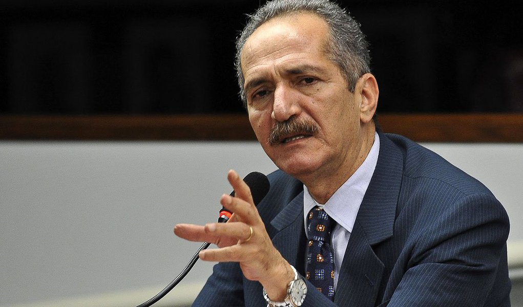 Ex-líder do governo, ministro da Ciência e tecnologia, Aldo Rebelo (PCdoB), reconhece que a atual aliança partidária ainda procura lideranças para dar rumo, mas afasta possibilidade de ruptura no Congresso: “Ninguém vai cogitar a hipótese de reduzir o mandato presidencial”; segundo ele, há uma reação organizada aos efeitos indesejáveis da investigação da operação Lava Jato; mas diz que destruir o patrimônio de interesse público e nacional é inadmissível. Fragilizar e expor a Petrobras e as construtoras...” (Foto: Roberta Namour) Ex-líder do governo, ministro da Ciência e tecnologia, Aldo Rebelo (PCdoB), reconhece que a atual aliança partidária ainda procura lideranças para dar rumo, mas afasta possibilidade de ruptura no Congresso: “Ninguém vai cogitar a hipótese de reduzir o mandato presidencial”; segundo ele, há uma reação organizada aos efeitos indesejáveis da investigação da operação Lava Jato; mas diz que destruir o patrimônio de interesse público e nacional é inadmissível. Fragilizar e expor a Petrobras e as construtoras...”