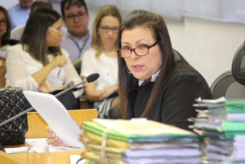 A conselheira Susana Azevedo, do Tribunal de Contas do Estado (TCE), assinou ontem um termo de ajustamento de gestão (TAG) com a prefeitura de Capela para que o prefeito Ezequiel Leite (PR) atue para sanar irregularidades encontradas no setor de Educação do município; Ezequiel tem 30 dias para reverter a falta de aulas de informática, a existência de banheiros quebrados e outras irregularidades que, segundo o prefeito, não serão de difícil resolução (Foto: Valter Lima) A conselheira Susana Azevedo, do Tribunal de Contas do Estado (TCE), assinou ontem um termo de ajustamento de gestão (TAG) com a prefeitura de Capela para que o prefeito Ezequiel Leite (PR) atue para sanar irregularidades encontradas no setor de Educação do município; Ezequiel tem 30 dias para reverter a falta de aulas de informática, a existência de banheiros quebrados e outras irregularidades que, segundo o prefeito, não serão de difícil resolução