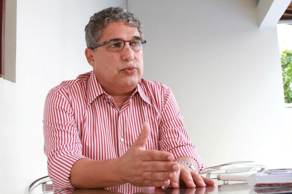 Deputado Rosemberg Pinto (PT) disse que a comissão da Petrobras que apurou as denúncias da ex-gerente Venina Velosa da Fonseca não era responsável por investigar contratos da estatal, porém detectou problemas e recomendou a análise dos convênios; petista era presidente da comissão interna da estatal, que detectou irregularidades na gestão de Geovane de Morais, subordinado a Venina na área de Comunicação do setor de Abastecimento da empresa; "Ao final chegamos à conclusão de que vários procedimentos da companhia tinham sido desrespeitados. Como o limite de competência para um gerente, que era R$ 50 mil e ele (Geovane) pagava acima disso", afirmou (Foto: Leonardo Lucena) Deputado Rosemberg Pinto (PT) disse que a comissão da Petrobras que apurou as denúncias da ex-gerente Venina Velosa da Fonseca não era responsável por investigar contratos da estatal, porém detectou problemas e recomendou a análise dos convênios; petista era presidente da comissão interna da estatal, que detectou irregularidades na gestão de Geovane de Morais, subordinado a Venina na área de Comunicação do setor de Abastecimento da empresa; "Ao final chegamos à conclusão de que vários procedimentos da companhia tinham sido desrespeitados. Como o limite de competência para um gerente, que era R$ 50 mil e ele (Geovane) pagava acima disso", afirmou