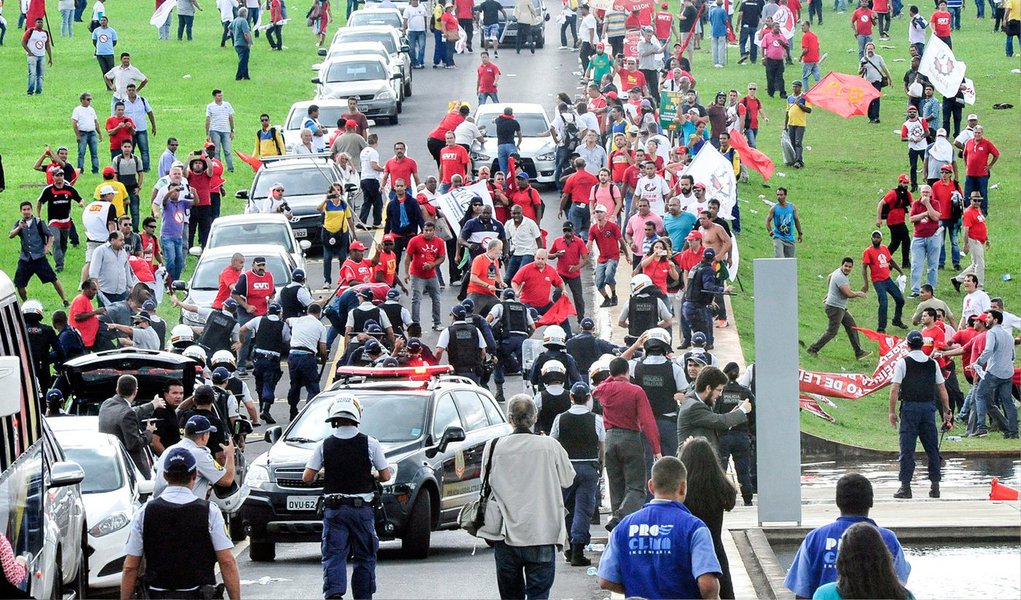 Manifestantes de centrais sindicais contra o projeto de terceirizações entraram em confronto com a Polícia Militar, em Brasília; um pequeno grupo bloqueou o acesso de veículos à entrada da Câmara dos Deputados; pessoas vestidas com uniforme da CUT deram bandeiradas em PMs, que revidaram com spray de pimenta e golpes de cassetete; um manifestante ficou com a cabeça ferida com confronto (Foto: Leonardo Lucena) Manifestantes de centrais sindicais contra o projeto de terceirizações entraram em confronto com a Polícia Militar, em Brasília; um pequeno grupo bloqueou o acesso de veículos à entrada da Câmara dos Deputados; pessoas vestidas com uniforme da CUT deram bandeiradas em PMs, que revidaram com spray de pimenta e golpes de cassetete; um manifestante ficou com a cabeça ferida com confronto