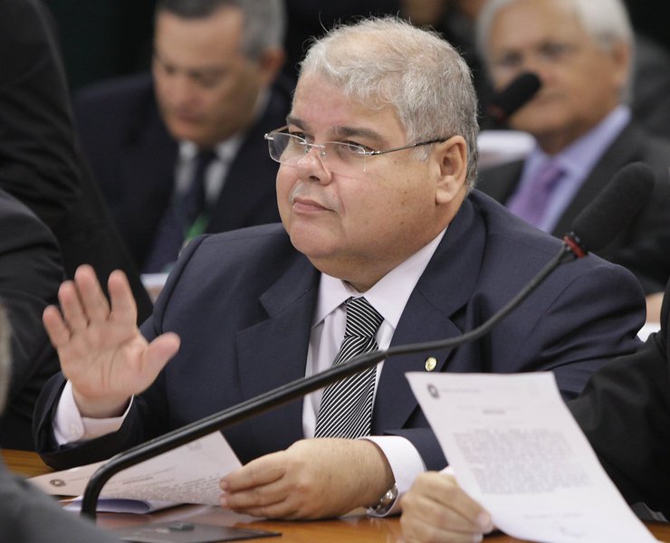 Vice-líder do PMDB na Câmara, Lúcio Vieira Lima endossa o coro da ala 'rebelde' e deixa claro que a relação com o PT está estremecida; "O PT só enxerga o PMDB como parceiro na hora de limpar a sujeira"; ele diz ainda que os peemedebistas não têm "obrigação" de blindar membros do PT em investigações; "Não vamos fazer como naqueles filmes em que um grupo mata e depois entra a turma da limpeza. A coligação com o PT não me obriga, por exemplo, a proteger tesoureiro de partido"; Lúcio se refere a João Vaccari Neto, tesoureiro do PT citado na Operação Lava Jato (Foto: Romulo Faro) Vice-líder do PMDB na Câmara, Lúcio Vieira Lima endossa o coro da ala 'rebelde' e deixa claro que a relação com o PT está estremecida; "O PT só enxerga o PMDB como parceiro na hora de limpar a sujeira"; ele diz ainda que os peemedebistas não têm "obrigação" de blindar membros do PT em investigações; "Não vamos fazer como naqueles filmes em que um grupo mata e depois entra a turma da limpeza. A coligação com o PT não me obriga, por exemplo, a proteger tesoureiro de partido"; Lúcio se refere a João Vaccari Neto, tesoureiro do PT citado na Operação Lava Jato