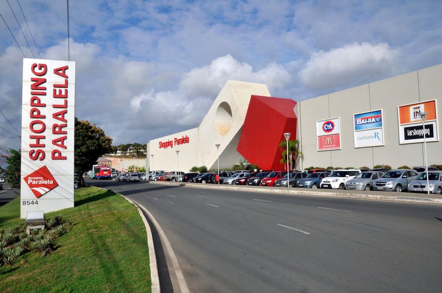 Agentes da Superintendência de Controle e Ordenamento do Uso do Solo do Município (Sucom) realizaram uma ação de fiscalização e combate à publicidade e atividade irregular no Shopping Paralela no sábado (22) e 89 estabelecimentos comerciais foram notificados para regularizar engenhos publicitários que estavam sendo exibidos sem licença da autarquia e alvarás de funcionamento (Foto: Romulo Faro) Agentes da Superintendência de Controle e Ordenamento do Uso do Solo do Município (Sucom) realizaram uma ação de fiscalização e combate à publicidade e atividade irregular no Shopping Paralela no sábado (22) e 89 estabelecimentos comerciais foram notificados para regularizar engenhos publicitários que estavam sendo exibidos sem licença da autarquia e alvarás de funcionamento