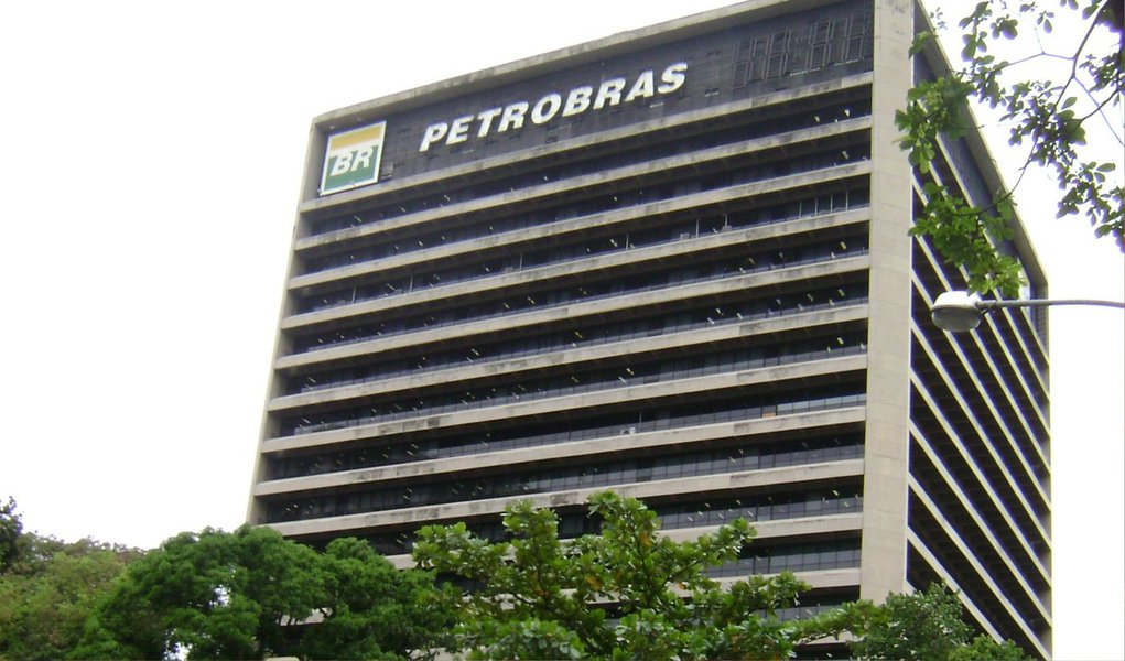 A Petrobras informou nesta segunda (13) que seu Conselho de Administração vai se reunir no dia 22 de abril para apreciar as demonstrações contábeis auditadas do 3º trimestre e do ano de 2014, ambas com publicação atrasada em meio a investigações sobre esquema de corrupção envolvendo a estatal (Foto: Valter Lima) A Petrobras informou nesta segunda (13) que seu Conselho de Administração vai se reunir no dia 22 de abril para apreciar as demonstrações contábeis auditadas do 3º trimestre e do ano de 2014, ambas com publicação atrasada em meio a investigações sobre esquema de corrupção envolvendo a estatal