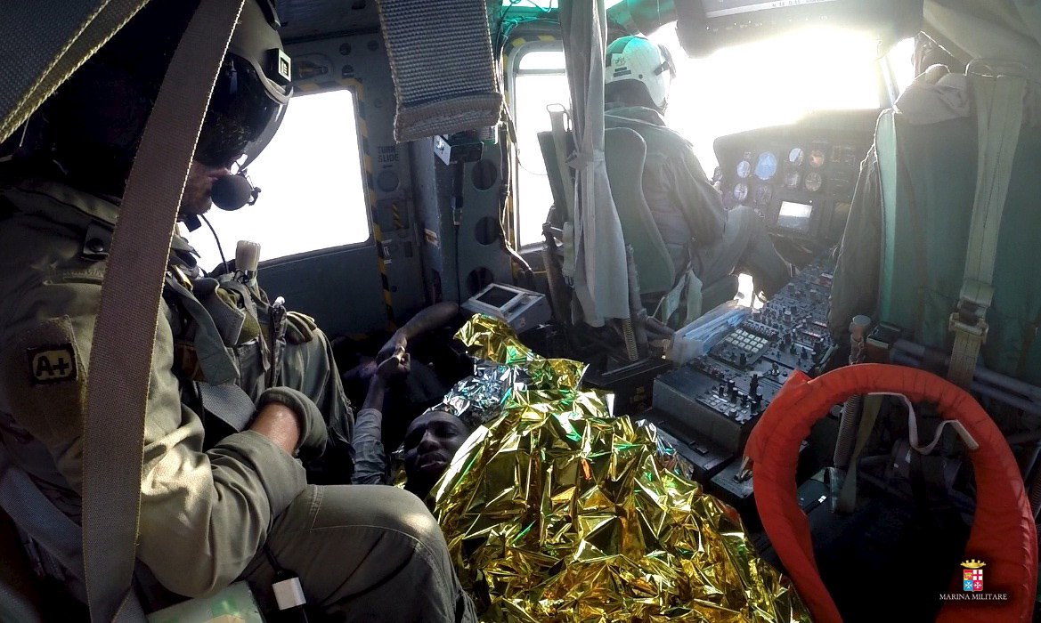 Imigrante deitado em helicóptero da Marinha italiana após resgate no Mediterrâneo. 12/08/2015 REUTERS/Italian Navy/Handout via Reuters (Foto: Gisele Federicce) Imigrante deitado em helicóptero da Marinha italiana após resgate no Mediterrâneo. 12/08/2015 REUTERS/Italian Navy/Handout via Reuters