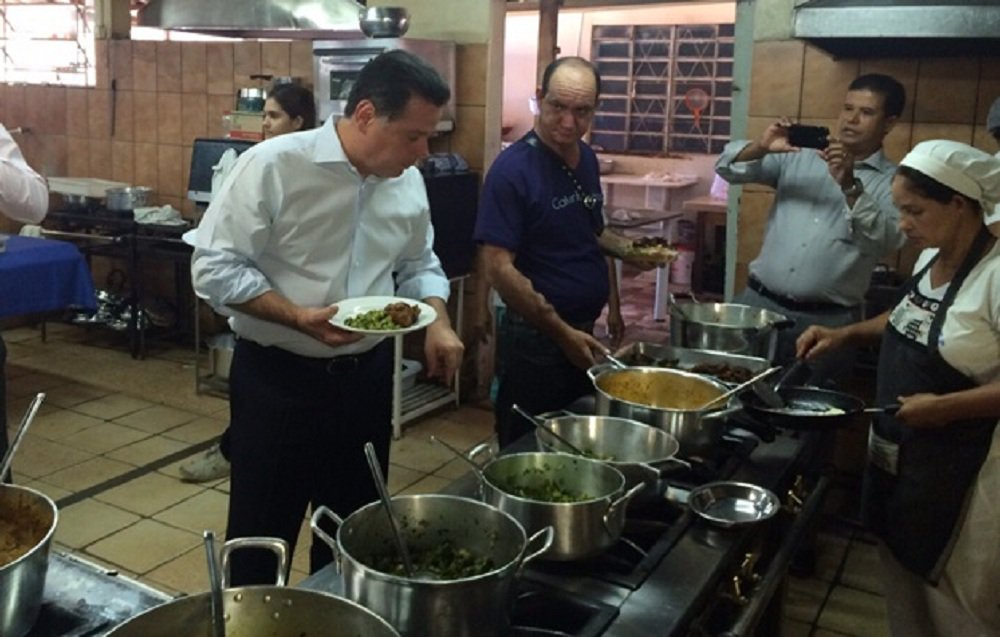 Governador nega com veemência boatos de que servidores da pasta vão ser dispensados; declaração de Marconi dada durante almoço no Restaurante Popular da Dona Lourdes, que fica na Rua 72, no Centro de Goiânia; governador chegou ao local sem seguranças, cumprimentou funcionários e se serviu na cozinha do restaurante, como é costume no estabelecimento (Foto: José Barbacena) Governador nega com veemência boatos de que servidores da pasta vão ser dispensados; declaração de Marconi dada durante almoço no Restaurante Popular da Dona Lourdes, que fica na Rua 72, no Centro de Goiânia; governador chegou ao local sem seguranças, cumprimentou funcionários e se serviu na cozinha do restaurante, como é costume no estabelecimento