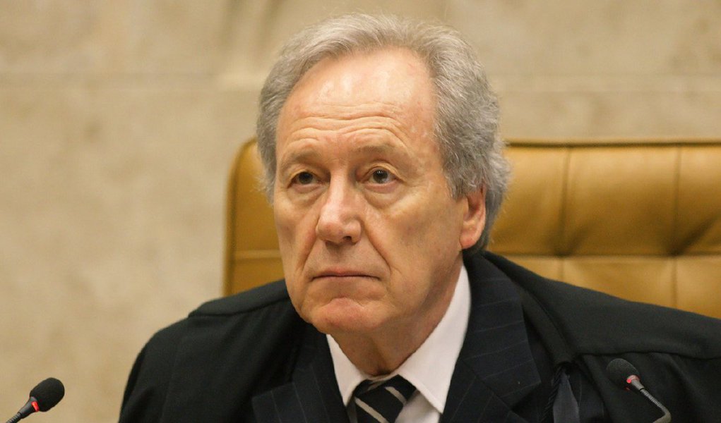Projeto de lei do Supremo Tribunal Federal com a proposta de reajuste para os ministros da Corte e para os servidores do Judiciário da União foi definido nesta quarta-feira 12 e prevê que o salário dos ministros do STF, teto do funcionalismo público, passará de R$ 33,7 mil para R$ 39,2 mil, a partir de janeiro de 2016; reajuste foi acertado pelo ministro Ricardo Lewandowski, presidente do Supremo, com o Ministério do Planejamento, mas ainda depende de aprovação do Congresso (Foto: Gisele Federicce) Projeto de lei do Supremo Tribunal Federal com a proposta de reajuste para os ministros da Corte e para os servidores do Judiciário da União foi definido nesta quarta-feira 12 e prevê que o salário dos ministros do STF, teto do funcionalismo público, passará de R$ 33,7 mil para R$ 39,2 mil, a partir de janeiro de 2016; reajuste foi acertado pelo ministro Ricardo Lewandowski, presidente do Supremo, com o Ministério do Planejamento, mas ainda depende de aprovação do Congresso