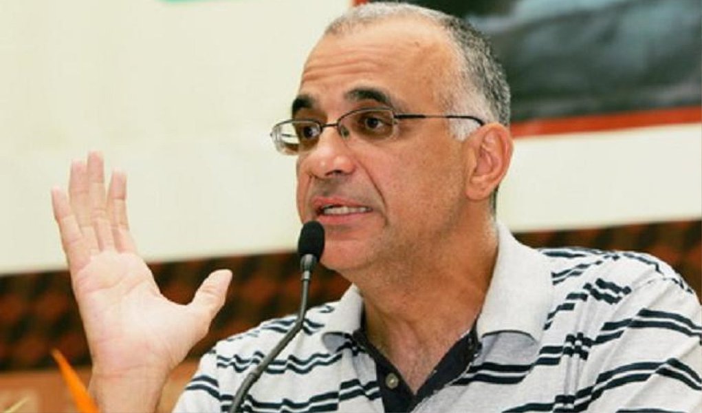Pesquuisador, que foi docente da Universidade Federal de Juiz de Fora (UFJF) por quase dez anos, é graduado em direito e mestre em sociologia pela Universidade de Brasília (UnB), com doutorado em sociologia pela Karl Ruprecht Universität Heidelberg, da Alemanha (Foto: Luis Mauro Queiroz) Pesquuisador, que foi docente da Universidade Federal de Juiz de Fora (UFJF) por quase dez anos, é graduado em direito e mestre em sociologia pela Universidade de Brasília (UnB), com doutorado em sociologia pela Karl Ruprecht Universität Heidelberg, da Alemanha