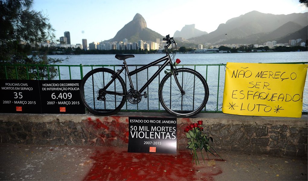 Sentença da juíza Michelle de Gouvêa Pestana Sampaio, da Vara da Infância e da Juventude da Capital, absolve o segundo menor e condena o primeiro e o terceiro, acusados de envolvimento no crime; o defensor público Fabio Schwartz, que assiste ao terceiro menor, explicou que o próprio Ministério Público pediu a improcedência do pedido, alegando falta de provas; ele disse que, "a testemunha ocular dos fatos não reconheceu o terceiro menor. Ela reconhece apenas o primeiro, categoricamente" (Foto: Gisele Federicce) Sentença da juíza Michelle de Gouvêa Pestana Sampaio, da Vara da Infância e da Juventude da Capital, absolve o segundo menor e condena o primeiro e o terceiro, acusados de envolvimento no crime; o defensor público Fabio Schwartz, que assiste ao terceiro menor, explicou que o próprio Ministério Público pediu a improcedência do pedido, alegando falta de provas; ele disse que, "a testemunha ocular dos fatos não reconheceu o terceiro menor. Ela reconhece apenas o primeiro, categoricamente"
