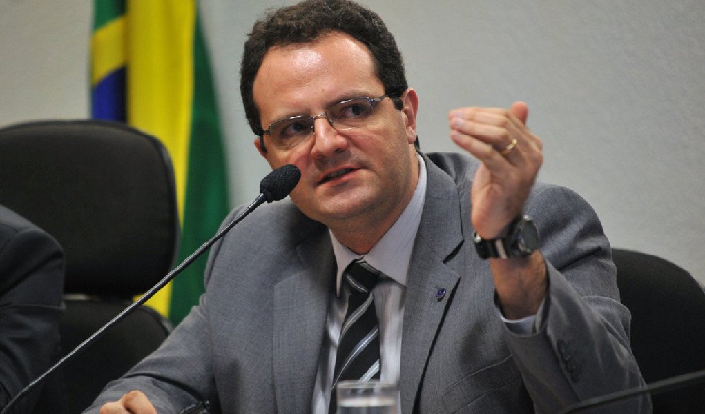 O ministro do Planejamento, Nelson Barbosa, disse que o Brasil “não perde investimentos” com o rebaixamento da nota de crédito do país anunciado nesta terça (11) pela agência de classificação de risco Moody's; “Trabalhamos para recuperar a capacidade de produzir resultados primários mais elevados de forma sustentável. A expectativa de inflação para o próximo ano já é bem melhor do que a deste ano. À medida que os resultados aparecerem, vão garantir uma avaliação favorável ao Brasil por parte de investidores”, afirmou (Foto: Valter Lima) O ministro do Planejamento, Nelson Barbosa, disse que o Brasil “não perde investimentos” com o rebaixamento da nota de crédito do país anunciado nesta terça (11) pela agência de classificação de risco Moody's; “Trabalhamos para recuperar a capacidade de produzir resultados primários mais elevados de forma sustentável. A expectativa de inflação para o próximo ano já é bem melhor do que a deste ano. À medida que os resultados aparecerem, vão garantir uma avaliação favorável ao Brasil por parte de investidores”, afirmou