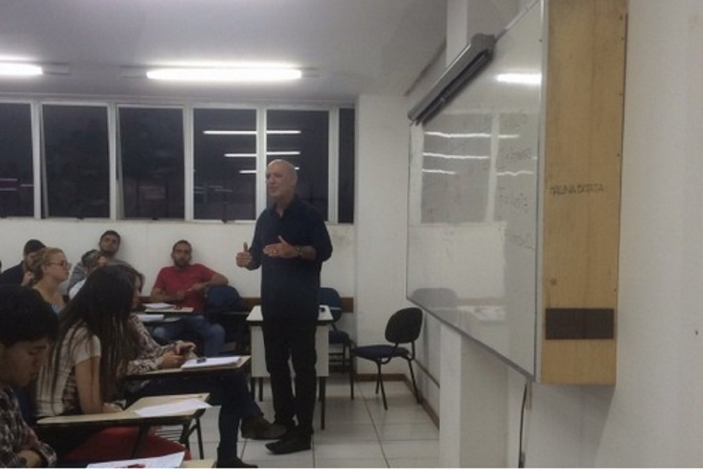 Ficha suja e condenado por improbidade administrativa, ex-governador do DF José Roberto Arruda está atuando como professor no Centro Universitário Unieuro, de Águas Claras; formado em engenharia elétrica, Arruda foi contratado pela faculdade neste mês, via processo seletivo, para dar aulas no curso de Engenharia Civil (Foto: José Barbacena) Ficha suja e condenado por improbidade administrativa, ex-governador do DF José Roberto Arruda está atuando como professor no Centro Universitário Unieuro, de Águas Claras; formado em engenharia elétrica, Arruda foi contratado pela faculdade neste mês, via processo seletivo, para dar aulas no curso de Engenharia Civil