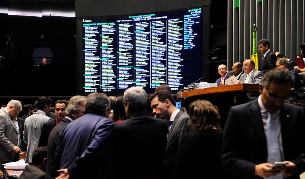 A Câmara dos Deputados aprovou nesta terça (24) uma regra para garantir a execução da lei que troca o indexador das dívidas dos Estados e municípios; a proposta segue para análise dos senadores e foi aprovada pelos deputados com 389 votos favoráveis e duas abstenções; líderes de todos os partidos, inclusive o PT, partido da presidente Dilma Rousseff, e o PC do B, fiéis aliados, deram aval ao projeto; nesta terça, no entanto, a presidente Dilma Rousseff chegou a afirmar que não tem condições de bancar a troca do indexador devido às turbulências econômicas (Foto: Valter Lima) A Câmara dos Deputados aprovou nesta terça (24) uma regra para garantir a execução da lei que troca o indexador das dívidas dos Estados e municípios; a proposta segue para análise dos senadores e foi aprovada pelos deputados com 389 votos favoráveis e duas abstenções; líderes de todos os partidos, inclusive o PT, partido da presidente Dilma Rousseff, e o PC do B, fiéis aliados, deram aval ao projeto; nesta terça, no entanto, a presidente Dilma Rousseff chegou a afirmar que não tem condições de bancar a troca do indexador devido às turbulências econômicas